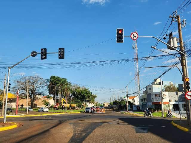 Semáforo na Avenida Rodolfo José Pinho