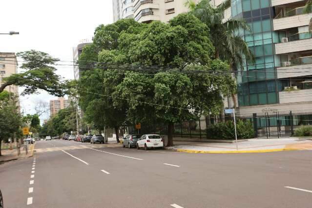 Fiação solta na Rua Dom Aquino