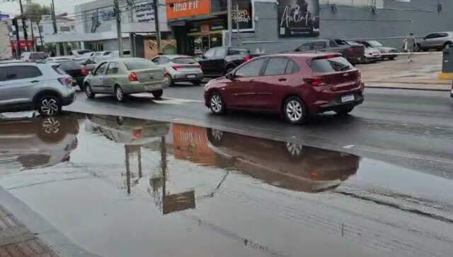 Bueiro entupido e alagado na Rua Bahia