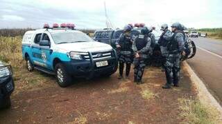 Policiais acompanham desocupação de fazenda em Dourados (Foto: Leomar Mariano/Facebook)