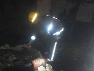 Bombeiro procurando o corpo da vítima entres os escombros. (Foto: Porã News) 