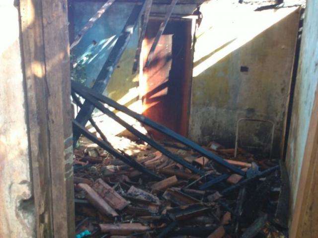 Casa incendiada abrigava moradores de rua e tinha liga&ccedil;&atilde;o clandestina de for&ccedil;a