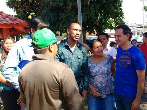 Ind&iacute;genas pedem alojamento e melhorias na feira em frente ao mercad&atilde;o