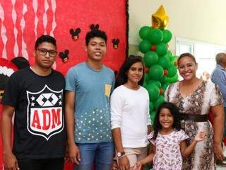 Ester Barrios e os filhos, família que ficou toda unida neste Natal. (Foto: Henrique Kawaminami)