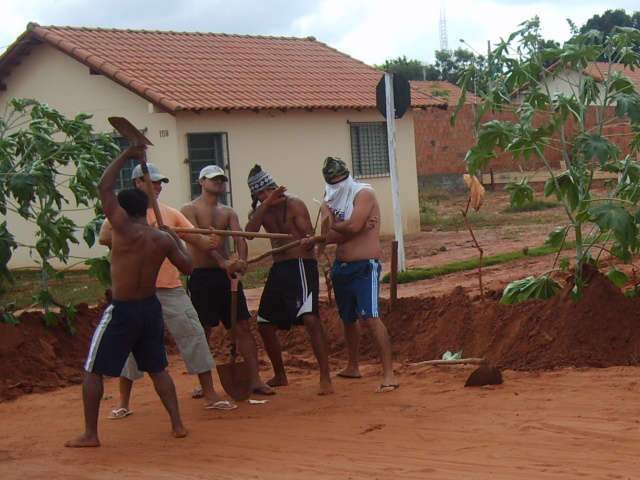 Enxurrada impede moradores de sair de casa no Oiti; eles protestam