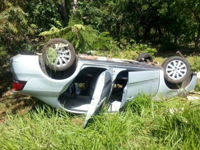 Motorista sai ileso ap&oacute;s perder controle e capotar na BR-163