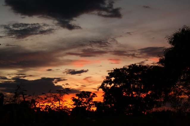 Quarta-feira de c&eacute;u claro e muito calor em Campo Grande