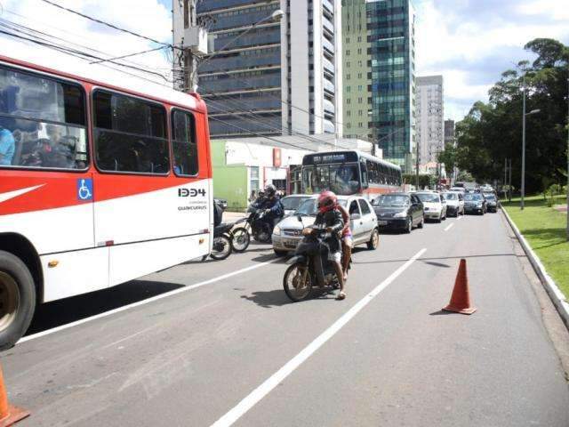 Colis&atilde;o entre 3 ve&iacute;culos interdita parcialmente trecho da Afonso Pena no Cento