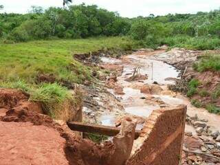 Ponte destruída pela chuva em Itaquiraí (Foto: Roney Minella / divulgação)