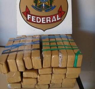 A Polícia Federal encontrou 25 kg de droga na mala (foto: divulgação)