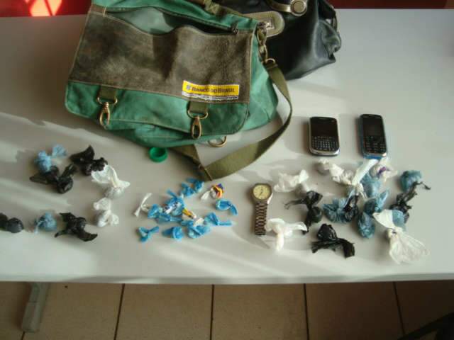  Pol&iacute;cia prende mulher que vendia droga com ajuda de adolescentes
