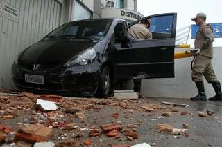 O carro destruiu a mureta do estacionamento da loja (Foto: Marcos Ermínio)