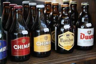 Cerveja feita sob supervisão de monges também está a venda no quiosque (Foto: Marcos Ermínio)
