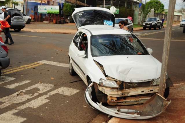 Acidente deixa mulher gr&aacute;vida e crian&ccedil;a de um ano feridas em cruzamento