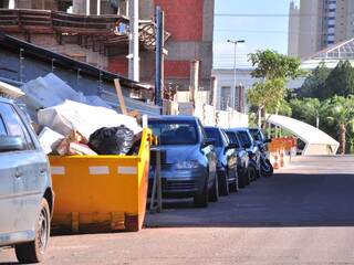 Caçamba e cones disputam vaga com carros (Foto: João Garrigó)
