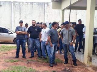 Agentes em ato em frente ao prédio da Unei Dom Bosco nesta quarta-feira. (Foto: Divulgação/Sindsad)