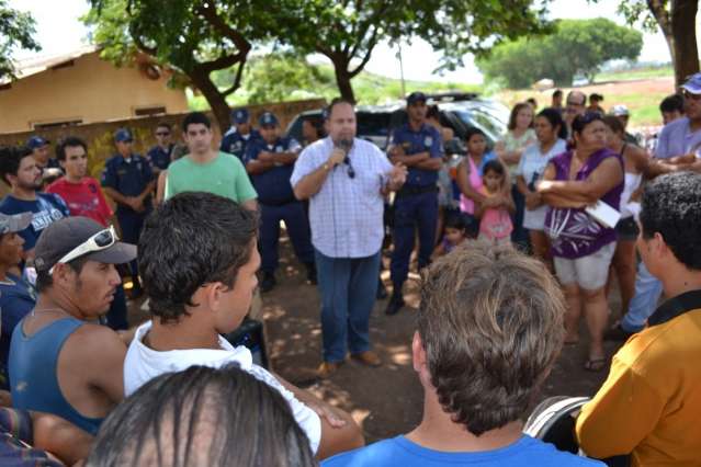 Impasse prorroga para dezembro retirada de catadores do lix&atilde;o 