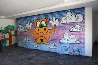 Grafite de Guto Naveira estampa espaço leitura. 