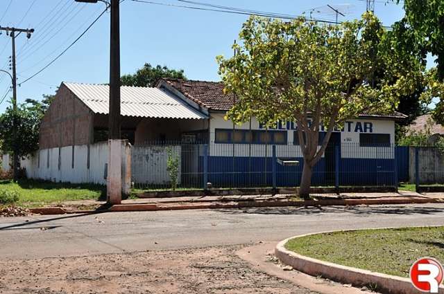 Adolescente de 15 anos tenta matar a m&atilde;e e fere policial na m&atilde;o ao mord&ecirc;-lo