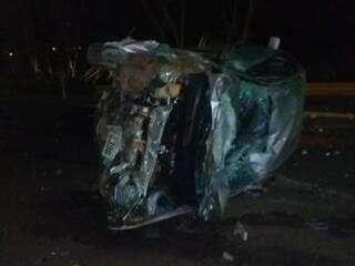 Veículo de passeio ficou completamente destruído. (Foto: Aislan Nonato/iFato)
