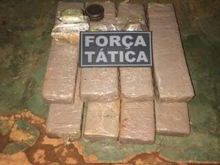 Tabletes de maconha apreendidos com os criminosos. (Foto: Divulgação/Polícia Militar)