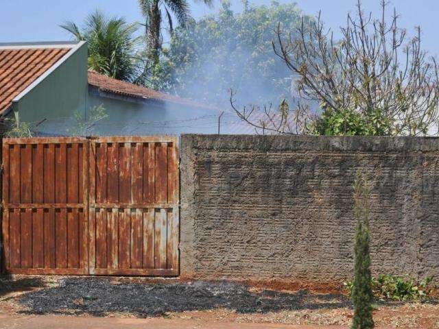 Fogo em terreno em frente a posto de combust&iacute;veis assusta moradores