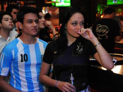  Torcedores lotam bares para acompanhar final da Libertadores