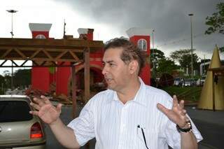Sob céu nublado, durante demolição da Cidade do Natal, Bernal falou à imprensa (Foto: Helton Verão)