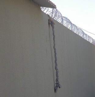 Corda improvisa pelos presos na fuga de cadeia pública (Foto: CaarapóNews)