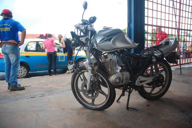  Estudante morre ao bater de moto em caminh&atilde;o parado na avenida das Bandeiras