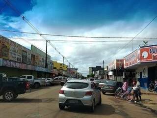 Área central de Pedro Juan Caballero, cidade paraguaia vizinha de Ponta Porã (Foto: Helio de Freitas)