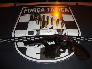 Arma e munições que estavam com Francisco. (Foto: Divulgação)