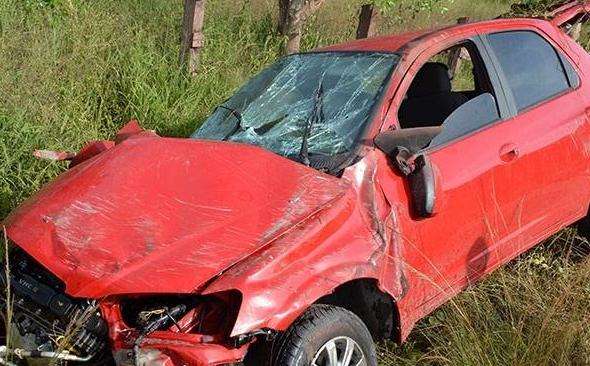 Carro bate em &aacute;rvore, capota e mata militar da Marinha de 22 anos