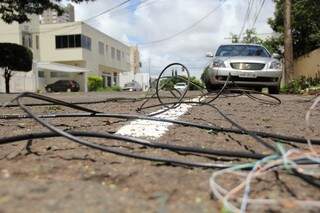 O fios ficaram soltos no asfalto da rua. (Foto:Marcos Ermínio)