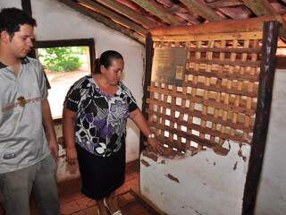 Marta explica como é feito o reboco na parede de taipa. (Foto: João Garrigó)