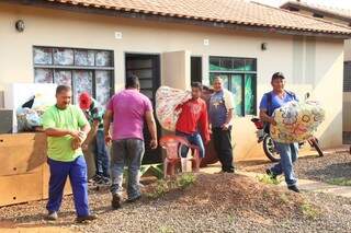 Der forma pacífica, famílias são retiradas de imóveis do PAC, na Capital. (Foto:Marcos Ermínio)