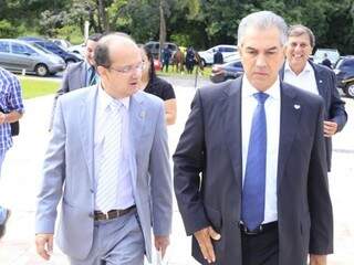 À direita, o governador do Estado, Reinaldo Azambuja (PSDB), com o secretário de Segurança, José Carlos Barbosa. (Foto: João Garrigó/Assessoria Sejusp)