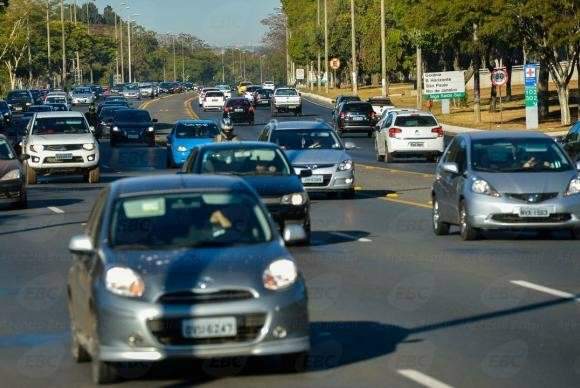 Quase 15 mil motoristas s&atilde;o multados por n&atilde;o ligar farol baixo de dia