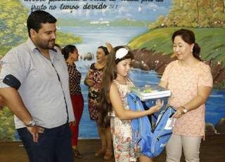 Secretária de Educação entrega materiais para aluna da Escola Loide Bonfim (Foto: Eliel Oliveira)