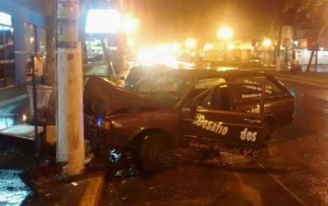 Motorista bate em poste, atinge carro estacionado e foge machucado