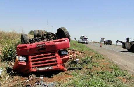 Motorista morre ap&oacute;s perder controle da dire&ccedil;&atilde;o e  tombar carreta