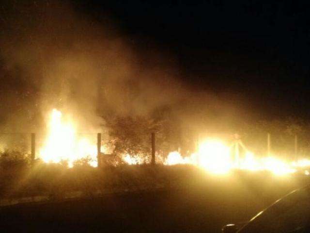 &Aacute;rea verde no bairro Residencial Oiti &eacute; atingida por inc&ecirc;ndio