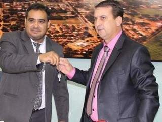 Prefeito (à direita) recebeu as chaves da cidade.
(Foto: Vilson Nascimento/A Gazeta News)