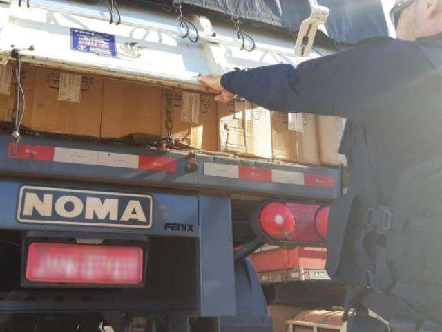 Condutor abandona caminh&atilde;o e PRF apreende 350 mil ma&ccedil;os de cigarro