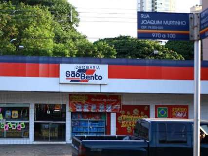 Bandidos assaltam farm&aacute;cia em busca de malote e fazem funcion&aacute;rias ref&eacute;ns 