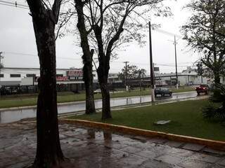Chuva no Parque Central de Ponta Porã, na Avenida Brasil (Foto: Luis Augusto Garcia) 