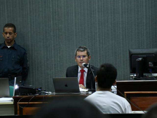 Em julgamento, promotor pede absolvi&ccedil;&atilde;o de Nando e comparsa 