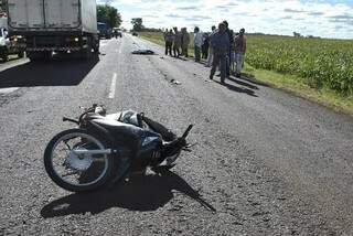 Condutor da motocicleta estava fazendo o retorno na estrada quando foi atingido por um veículo. (Foto: Osvaldo Duarte)
