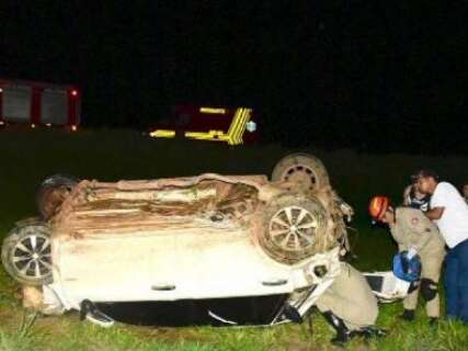 Carro colide em poste de rotat&oacute;ria e motorista morre na hora 