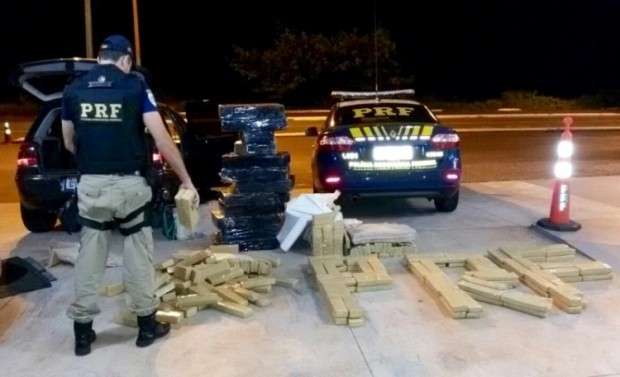 PRF flagra transporte de quase 500 kg de maconha em frente &agrave; base operacional